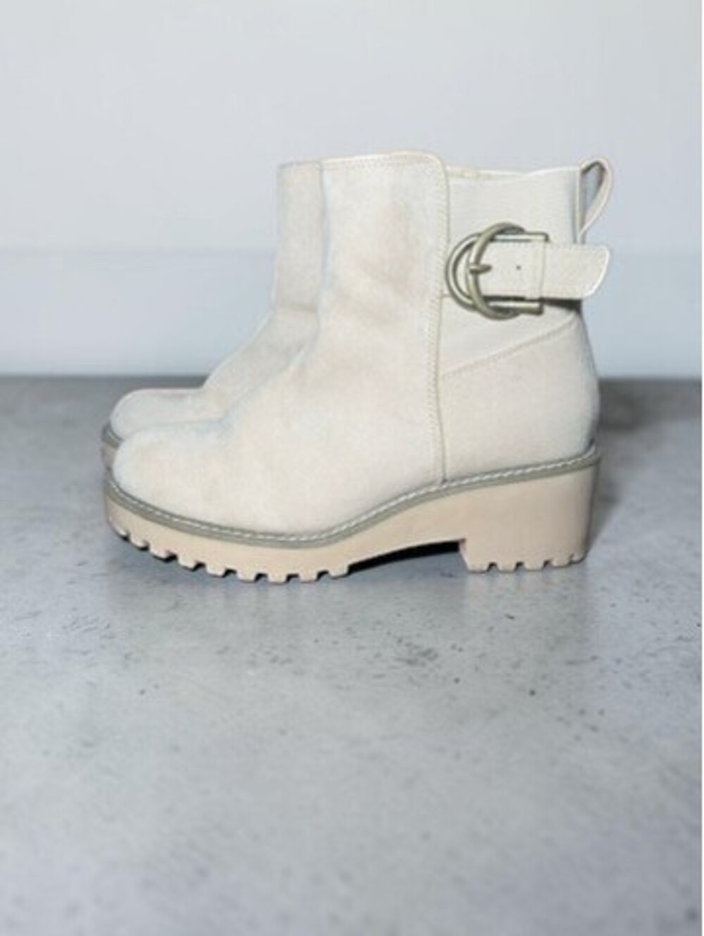 Torrid Womens Beige Ankle Boots Lug Sole Buckle Side Zip Wide Width 41215088